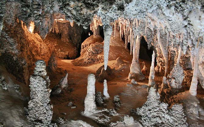 Jenolan Caves are the largest, most spectacular and most famous caves in Australia.